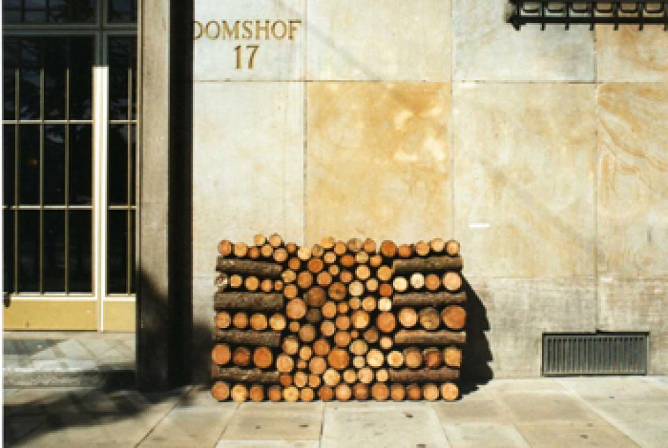 Objekte im Außenraum # 06 Schlichtung, 2005 Photoreihe,Holz, gestapelt,Installation an verschiedenen Orten in Bremen