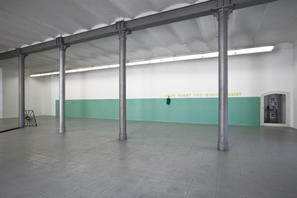 05 // Arbeiten 2010 # 02 Heute kommt und morgen bleibt , 2010,Wall paint, wood, cloth bag,room installation