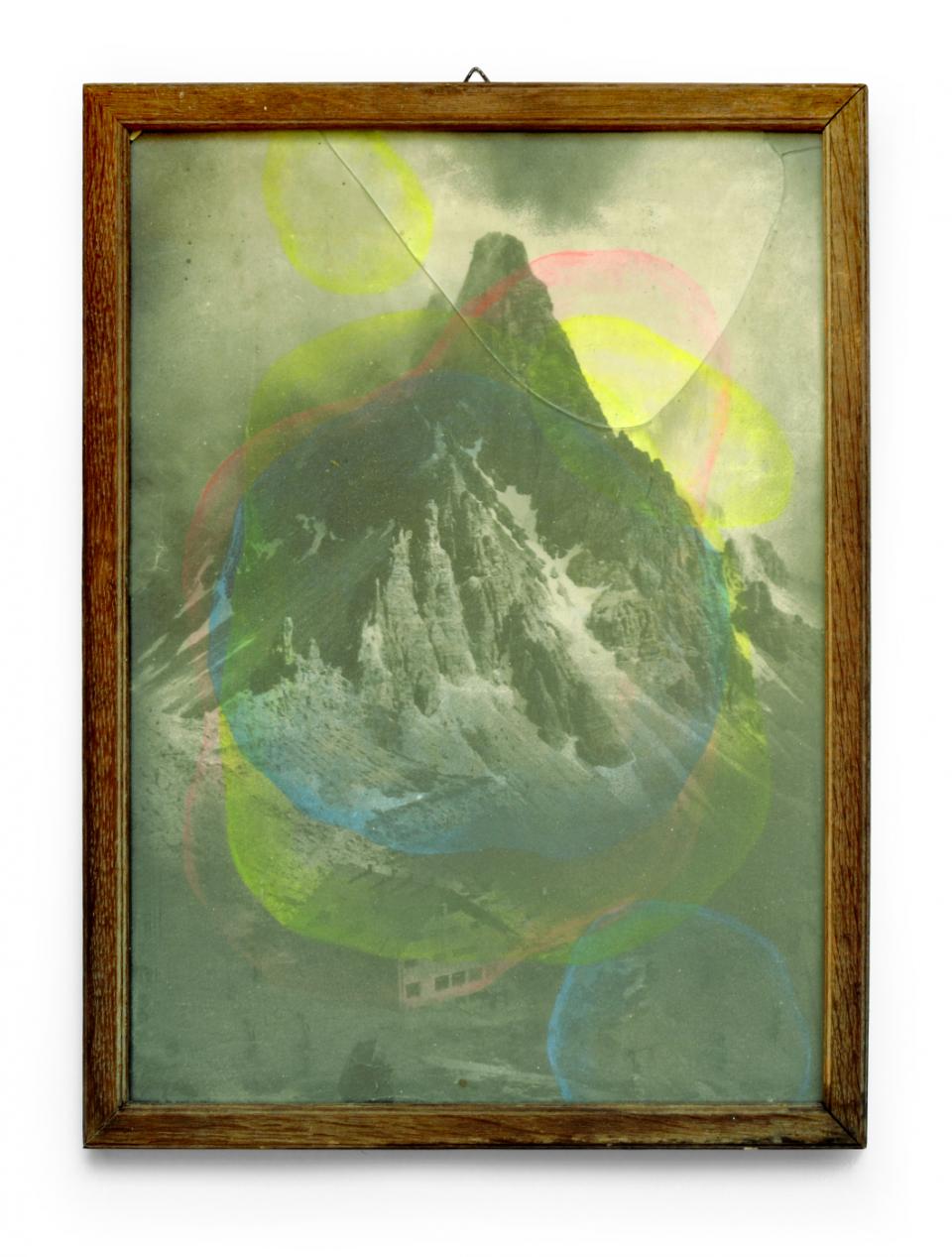 Der Ausstieg, 2018,fluoreszierende Farbe, Sprühfarbe, Fotografie, Glas, Staub, Rahmen,42 x 32 cm