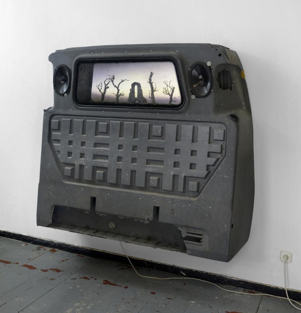 Don't look back!, 2017,Kunststoff, Hartfaserplatten, Plexiglas, Foliendruck, Stoff, Gips, Hartschaumstoff, Schaumstoff, Metall, Holz, LEDs, Boxen, Acrylfarbe,141 x 166 x 43 cm