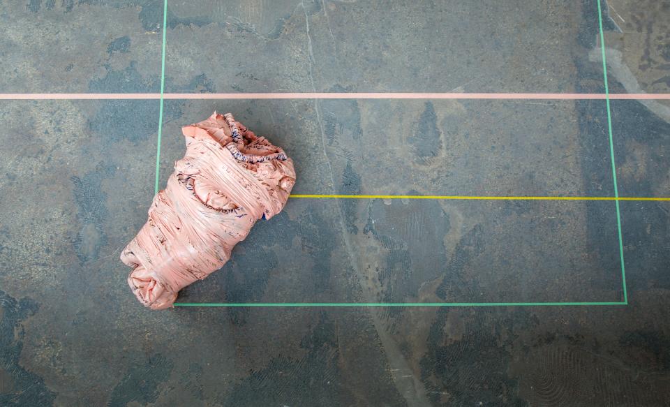 Gesellschaftsspiele - Detail, 2021,Rauminstallation mit Bodenelementen und Spielplänen, farbiges Washi-Tape, gefundene Matratzenumhüllungen, Schaumstoff, Klebeband, Acrylfarbe,Maße variabel.