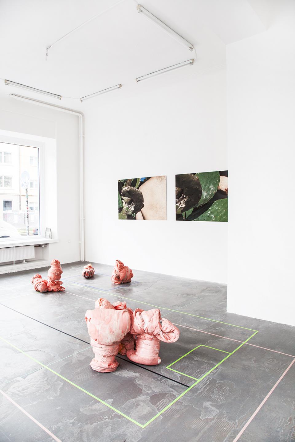 Gesellschaftsspiele, 2021,Rauminstallation mit Bodenelementen und Spielplänen, farbiges Washi-Tape, gefundene Matratzenumhüllungen, Schaumstoff, Klebeband, Acrylfarbe,Maße variabel.