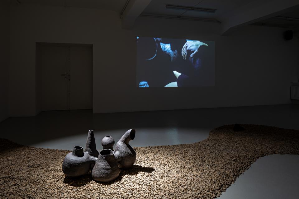 Muttering Incantations, 2022,Multimedia Installation, HD video, Text, Audio, Keramik, Steine,Größe variabel, Video 30:30 min, Audio 18:20 min and 17 min