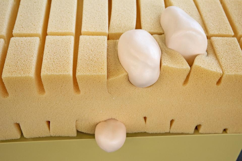 Resonator - Detail, 2020,gefundene Matratze, 7 großformatige Zeichnungen, 7 Skulpturen aus ungebranntem, lackiertem Ton,120 x 200 x 90 cm