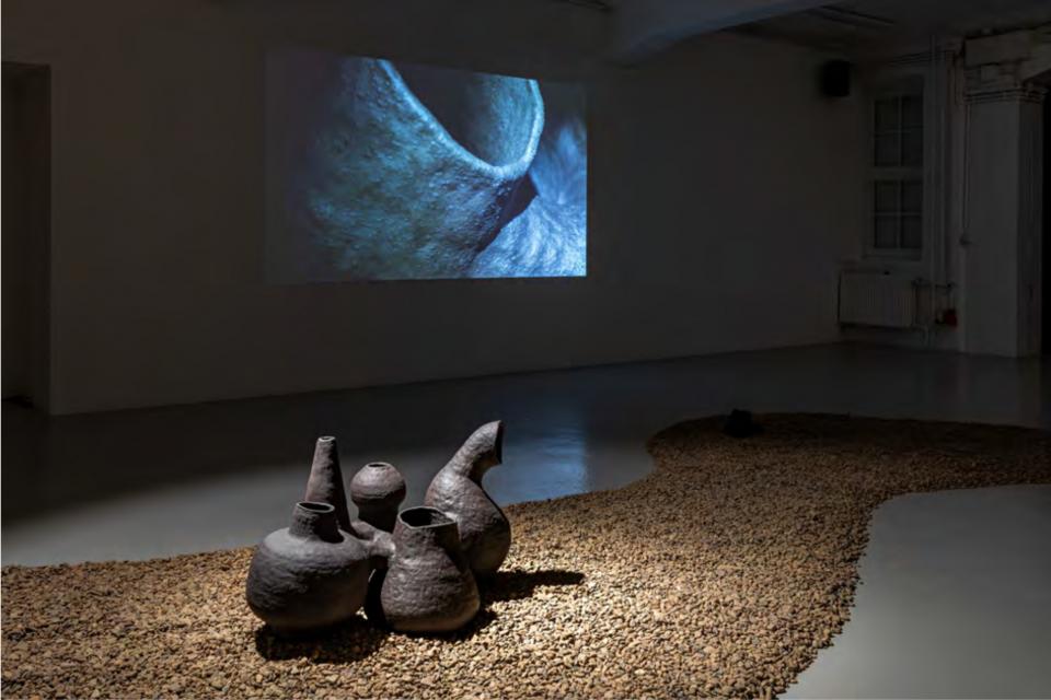 The Carrier, The pot, The Instrument, 2022,Multimedia Installation, HD video, Text, Audio, Keramik, Steine,Größe variabel