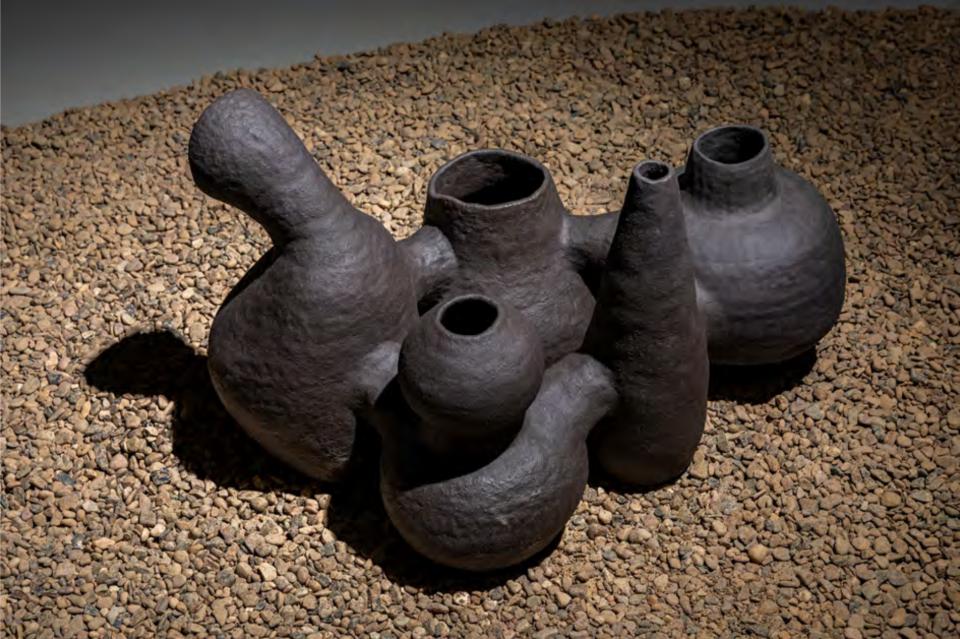 The carrier, The pot, The instrument, 2022,Multimedia Installation, HD video, Text, Audio, Keramik, Steine,Größe variabel