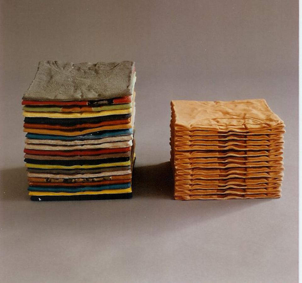 T-Shirts  T-shirt-Stapel, 1996,Keramik, Fayence,farbiger Stapel aus 21 einzelnen Teilen; Stapel ohne Glasur 14 teilig