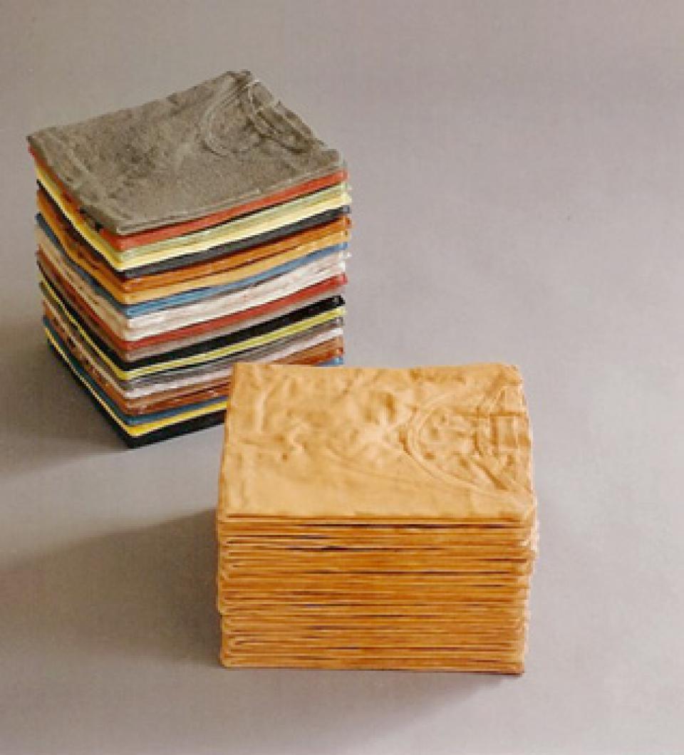 T-Shirts  T-shirt-Stapel, 1996,Keramik, Fayence,farbiger Stapel aus 21 einzelnen Teilen; Stapel ohne Glasur 14teilig