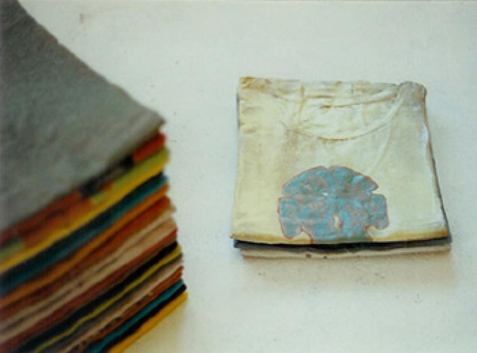 T-Shirts  Ausschnitt, 1996,Keramik, Fayence,farbiger Stapel aus 21 einzelnen Teilen