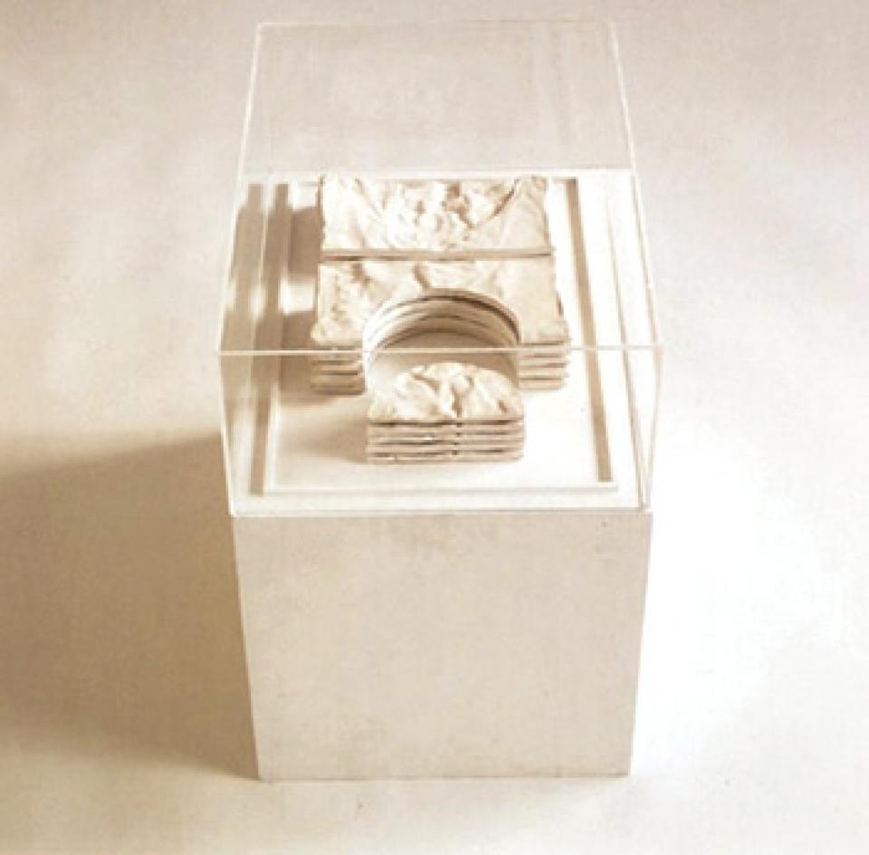 T-Shirts  Mensch, 1997,Holzkasten, Plexiglas, Keramik 13teilig