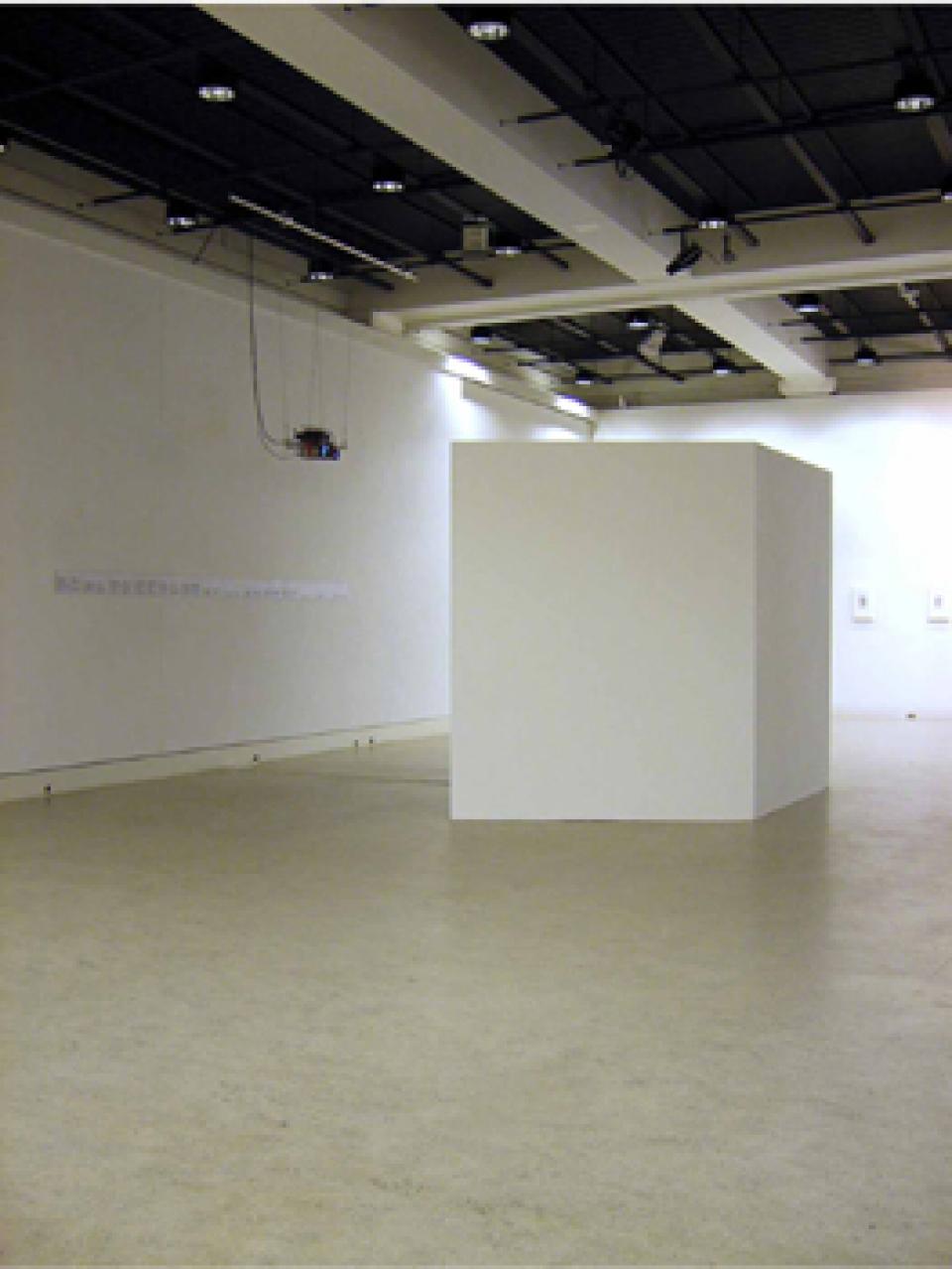 04 // multimediale Installation Ich gehe jeden Tag zu einem Apfelbaum und zeige ihm das Bild einer Kokosnuss.,2006/2007  / video, audio, 14 texts,about 20 sqm