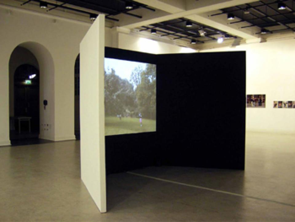 04 // multimediale Installation Ich gehe jeden Tag zu einem Apfelbaum und zeige ihm das Bild einer Kokosnuss.,2006/2007  / video, audio, 14 texts,about 20 sqm