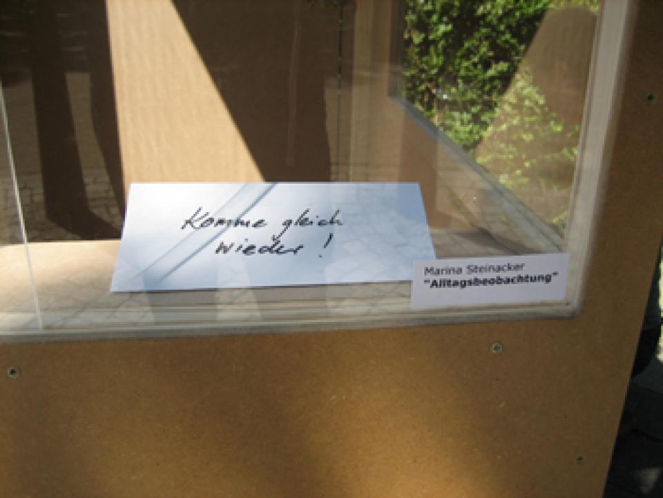 Alltagsbeobachtung #02 Alltagsbeobachtung, 2006,Performance und Skulptur, Dokumentation von 9 Orten in Bremen, Leipzig,Mdf-Platte, Plexiglas