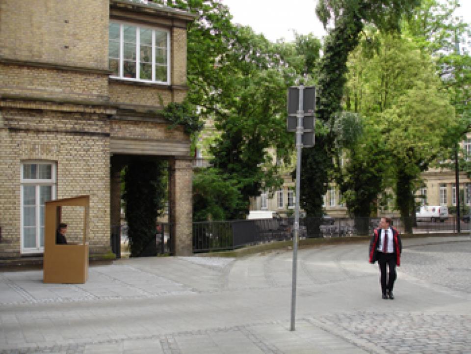 Alltagsbeobachtung #03 Alltagsbeobachtung, 2006,Performance und Skulptur, Dokumentation von 9 Orten in Bremen, Leipzig,Mdf-Platte, Plexiglas