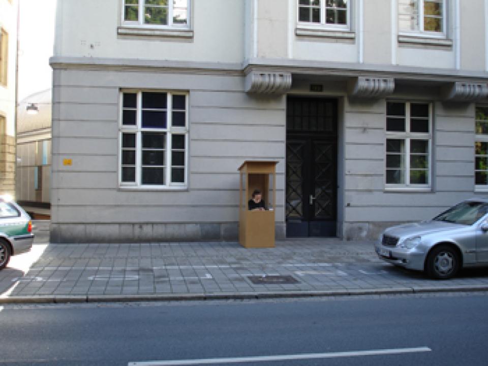 Alltagsbeobachtung #04 Alltagsbeobachtung, 2006,Performance und Skulptur, Dokumentation von 9 Orten in Bremen, Leipzig,Mdf-Platte, Plexiglas