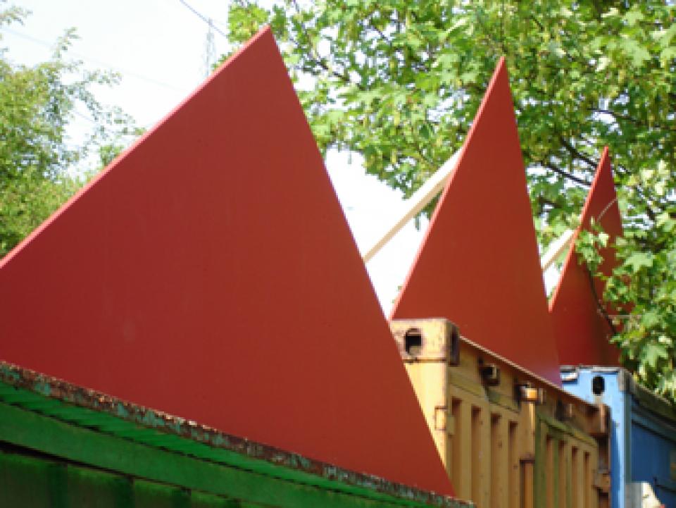 Objekte im Außenraum #03 angedacht, 2006,Objekte im Außenraum / Kultur Bahnhof Eller, Düsseldorf,Spanplatten, Dauerschutzfarbe, Bohlen