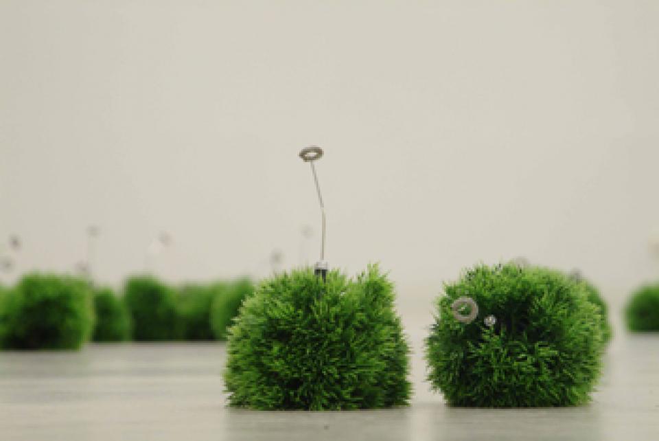 01 // Performative Installationen Bestimmte Gesten, 2005,80 - 100 decorative grass balls and milk frothers,area about 20 sqm