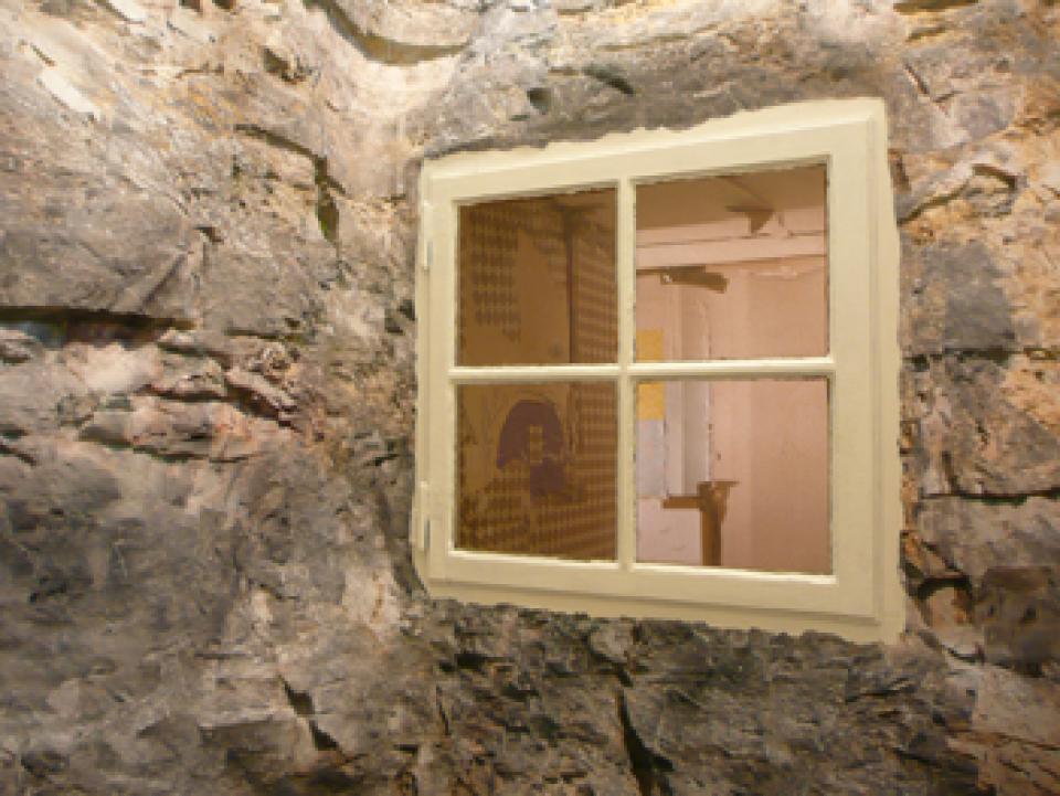 Hinterstübchen / squat # 01 Hinterstübchen, 2008 in Zusammenarbeit mit Patricia Lambertus,temporäre Installation / Künstlerhaus Bremen,Gerüst, Papier, Drucke, Fenster, Tapeten / Wand 7m breit x 3m hoch