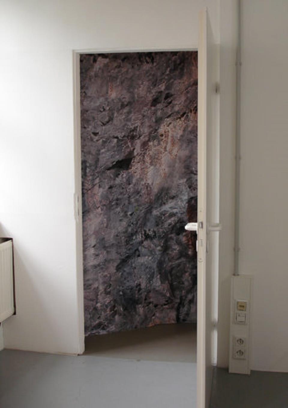 Hinterstübchen / squat # 02 Hinterstübchen, 2008,temporäre Installation / Künstlerhaus Bremen,Gerüst, Papier, Drucke, Fenster, Tapeten / Wand 7m breit x 3m hoch