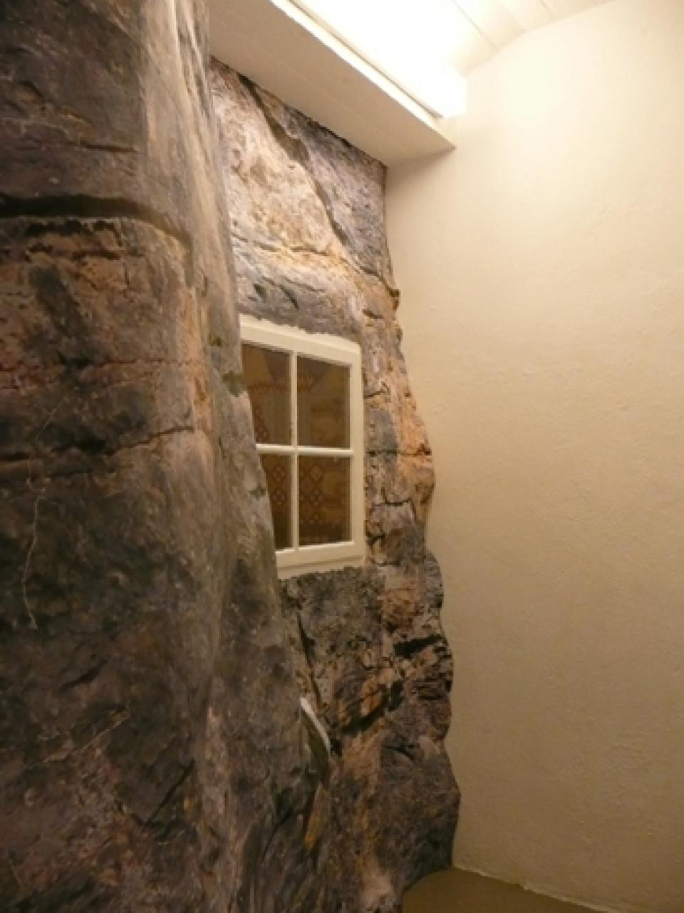 Hinterstübchen / squat # 04 Hinterstübchen, 2008,temporäre Installation / Künstlerhaus Bremen,Gerüst, Papier, Drucke, Fenster, Tapeten / Wand 7m breit x 3m hoch