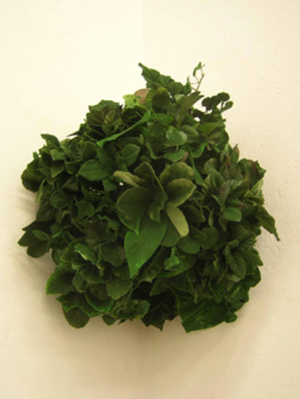 01 // Performative Installationen mezzo piano, 2006,moving installation, Kulturbahnhof Eller / Düsseldorf,Plastic plants, FALLER grass, Nitinolfedern (Memorymetall), Adeino-Board programmed by Lutz Dickmann / ca. 60 cm x 45 cm