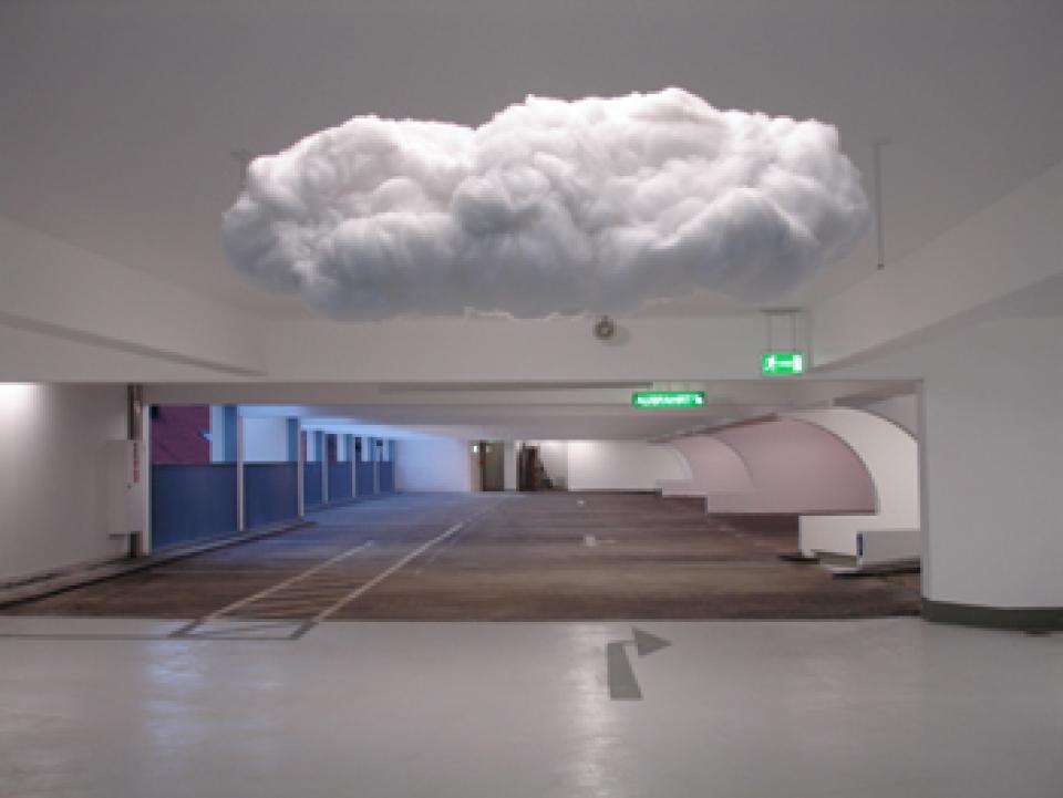 Installationen # 01 - ohne Titel, 2007,Installation im Parkhaus Stephani / Bremen,Wolke, Klappleiter, Postkarte