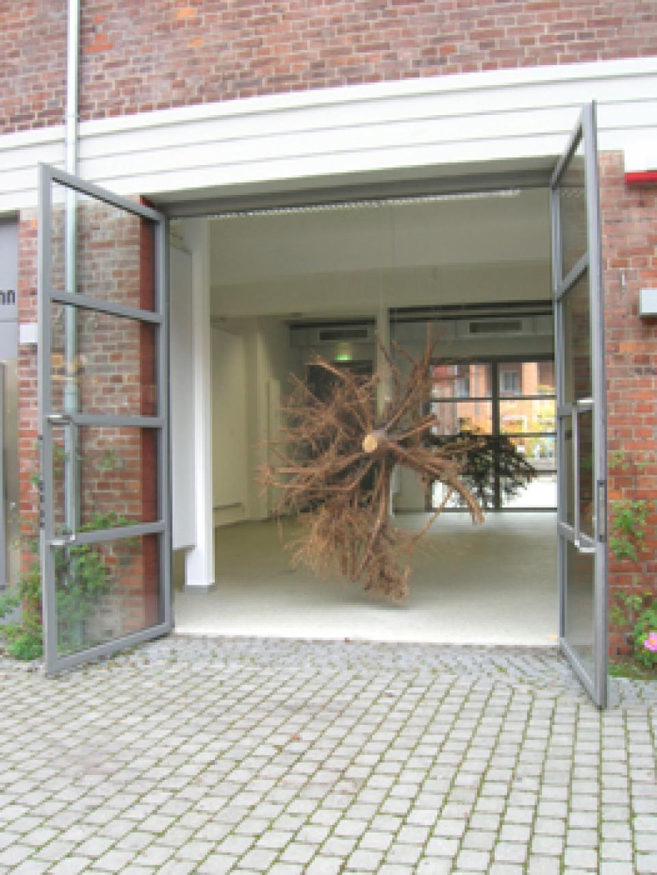 03 // Installationen Zwei Bäume, 2008,location-based installation / Atelierhaus Roter Hahn, Bremen,two trees / about 10 m x 2 m