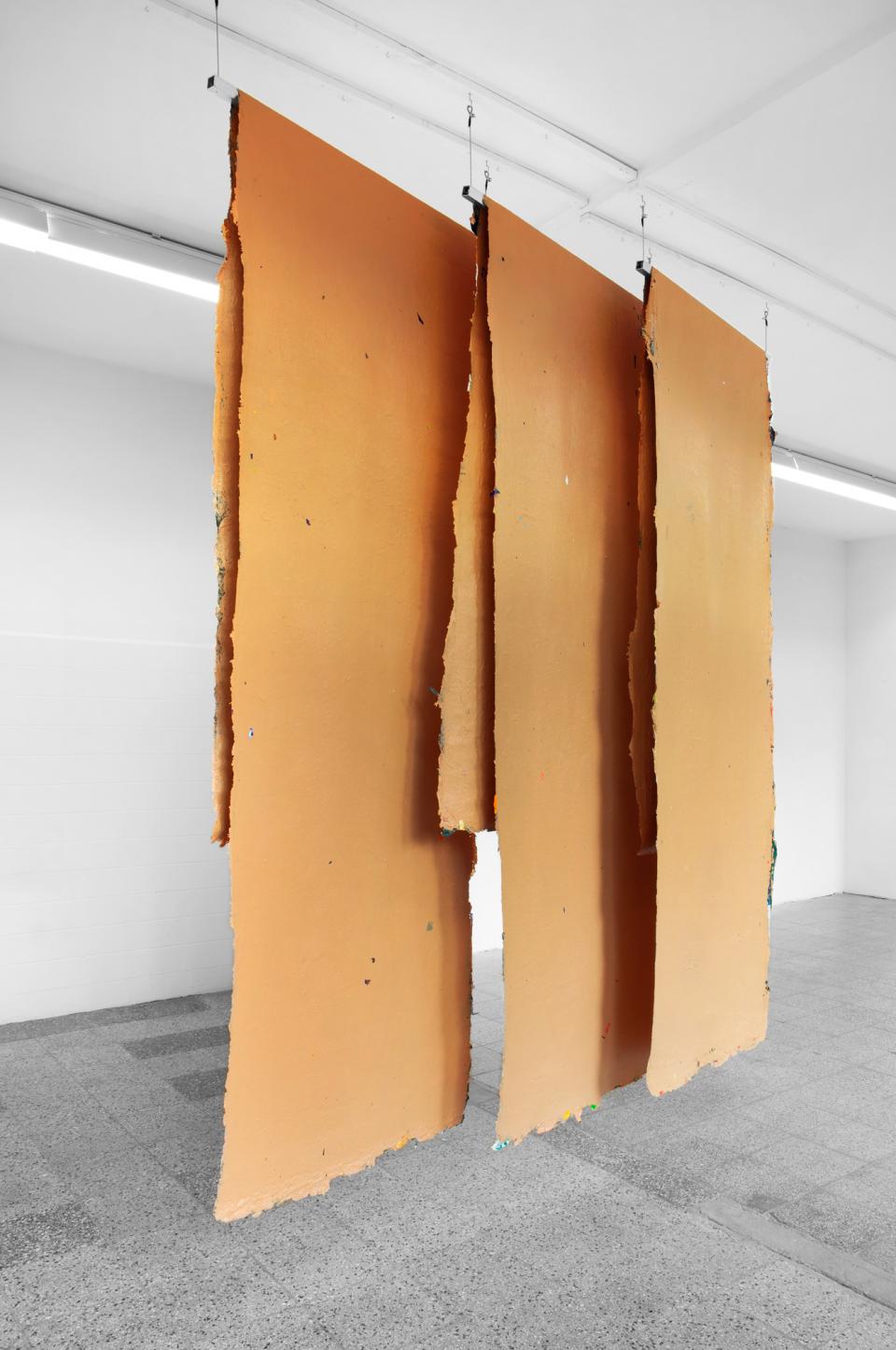 ohne Titel (031215), 2015,Acrylfarbe, Aluminiumrohre, Drahtseile,258 x 318 cm 