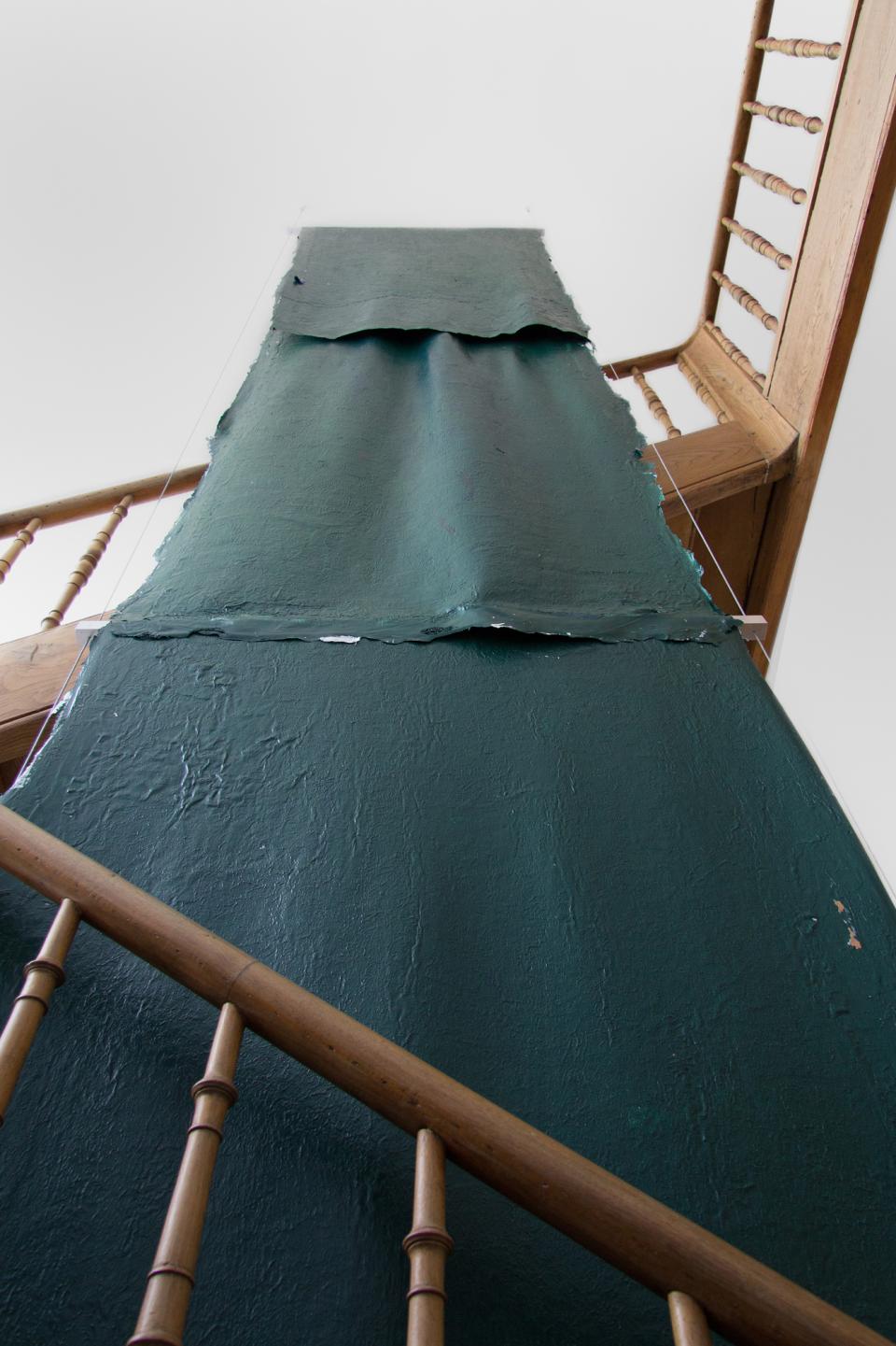 ohne Titel (241014), 2014,Acrylfarbe, Aluminiumrohre, Drahtseile,950 x 110 cm