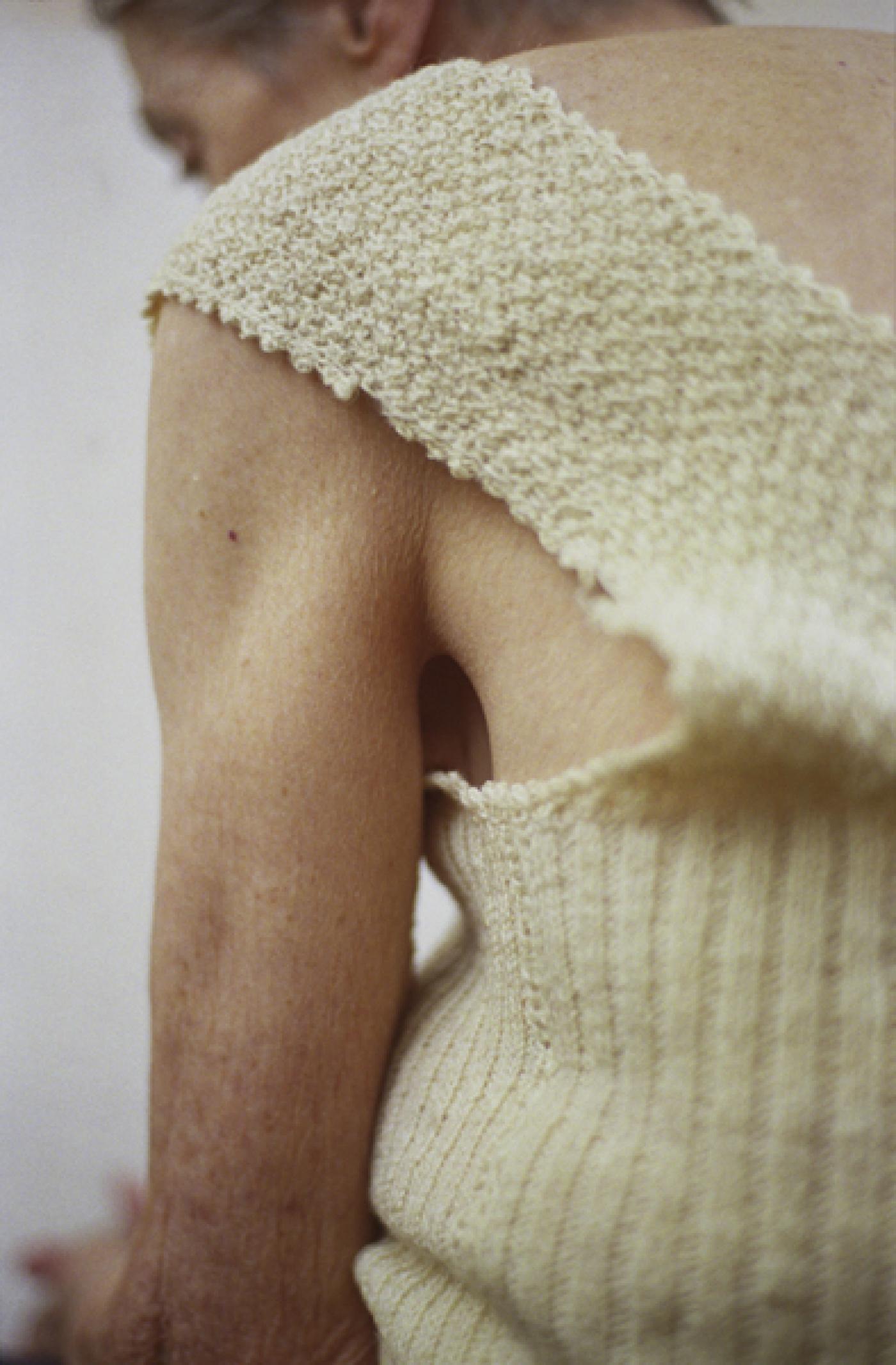 03 Strickunterhemdhintenlinkeo 600