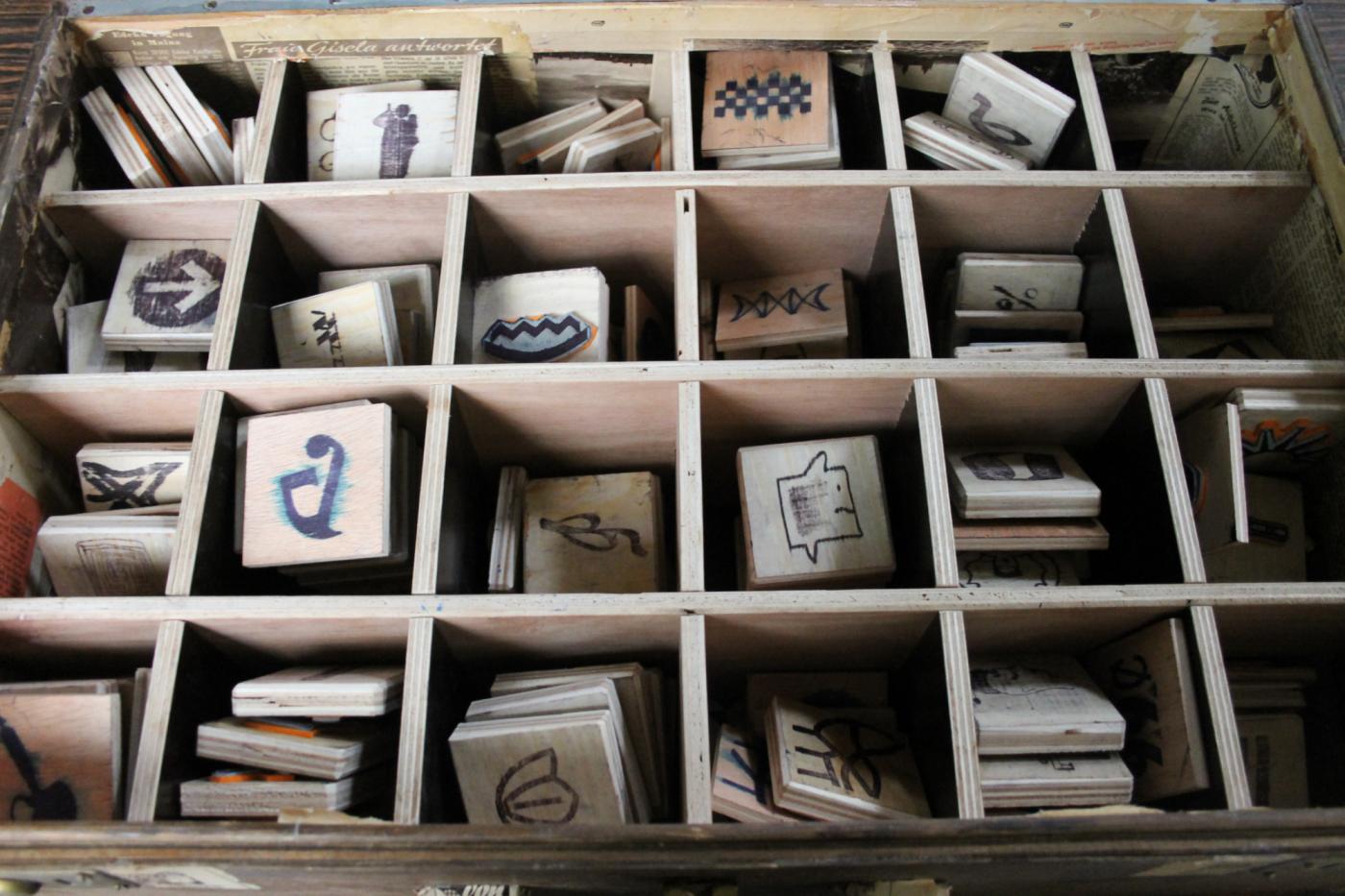 Demuth Touching Phaistos 2014 Detail lasergravierter Zeichensatz