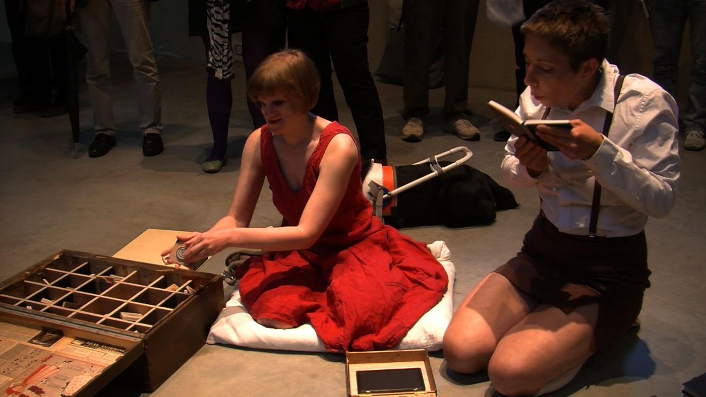 Demuth Touching Phaistos 2014 Performance Leslie Mader Lasergravierter Zeichensatz Forty Five Symbols Publikation