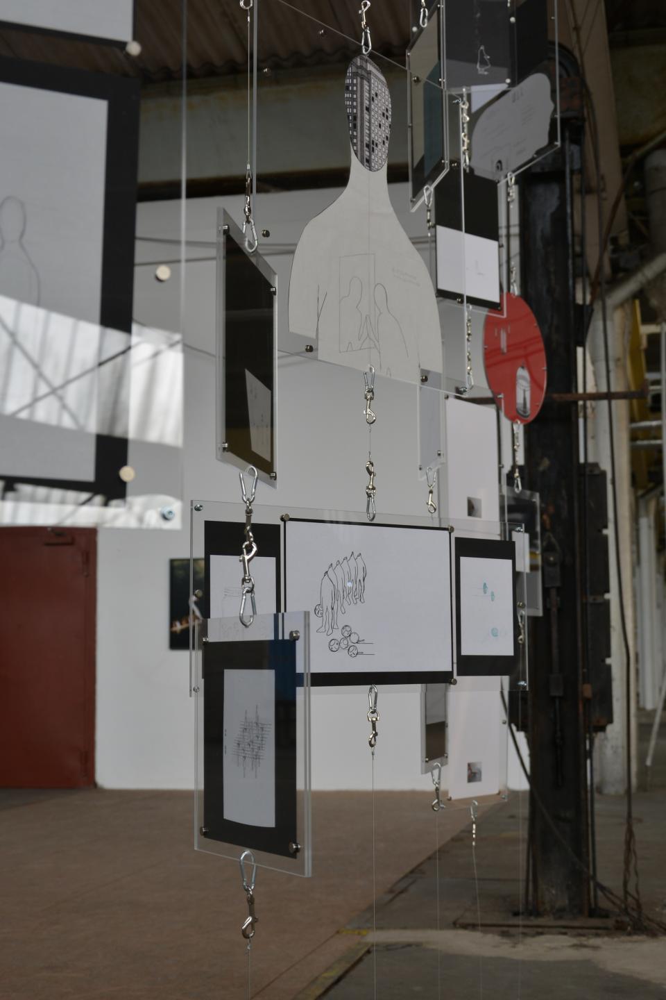 Vom Ende der Welt - from the end of the world Installation-2, 2013,Zeichnungen, Fotos, Acrylplatten, Draht, Befestigungen,430 x 400 x 40 cm