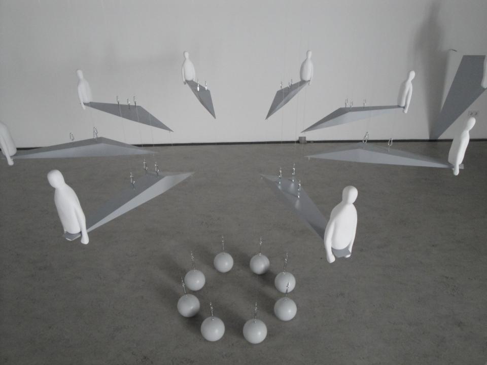 Alles gehört nur zur Aufgabe 2, 2010 - 2011,Acryl, Holz, Ton, Gewicht, Drahtseil,160 x 160 x 520 cm