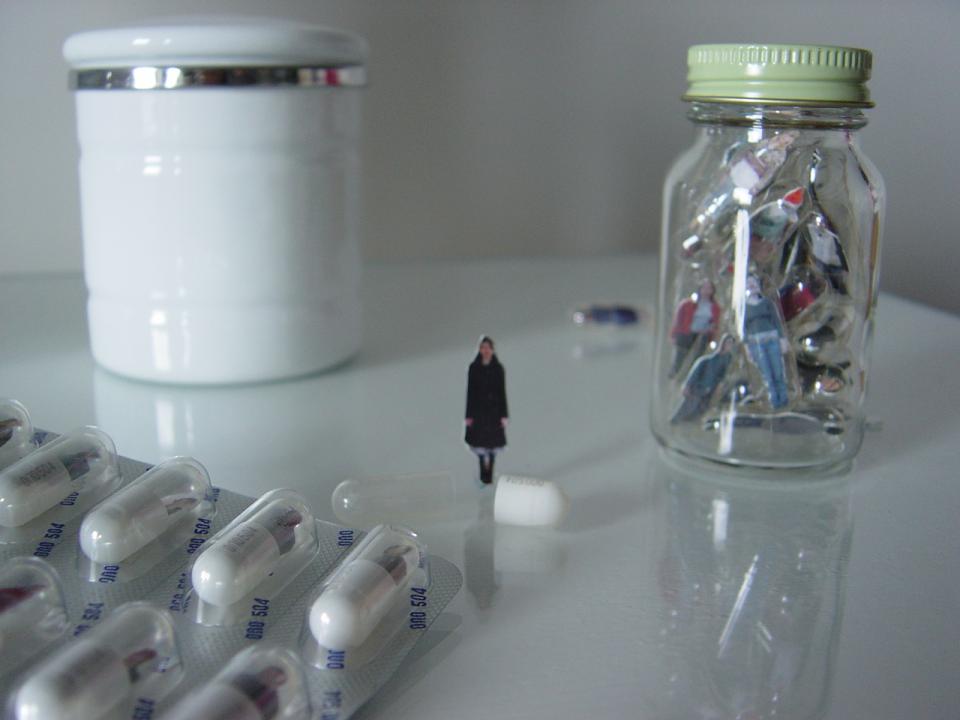 übrigens.... kann man Menschen helfen? 1, 2006,Fotos, Acryl, Ton, Papier,163 x 85 x 150 cm