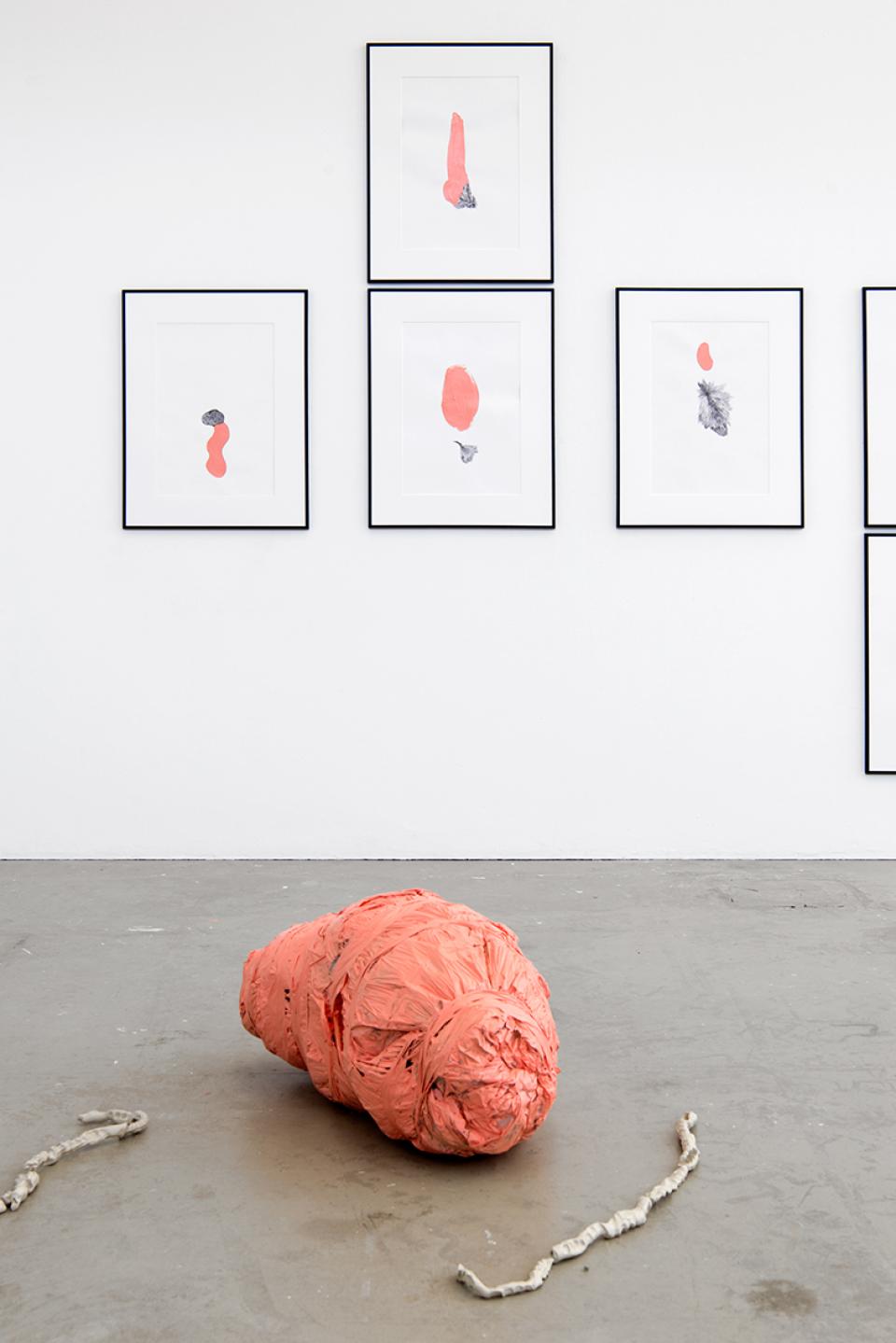 Cadavre exquis (haptischer Genus), 2020,6 gerahmte Zeichnungen: schwarze, pigmentierte Tinte, Aluminium Rahmen; große Bodenskulptur: Plastik, Klebeband, Acrylfarbe; 7 Bodenelemente: ungebrannter Ton, lackiert. 