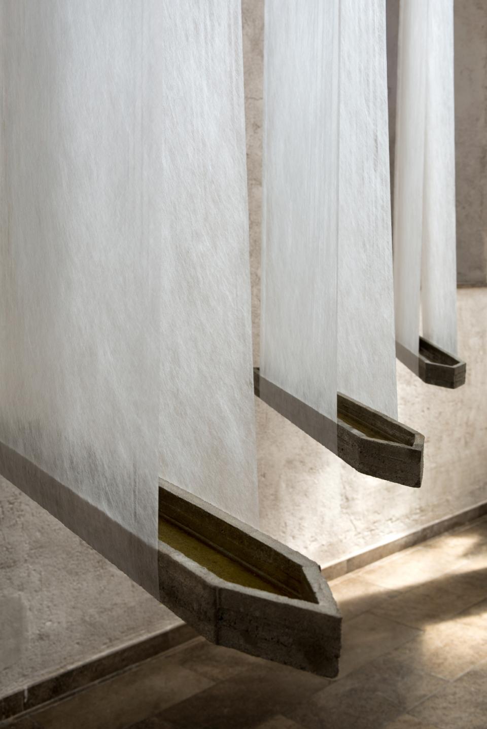 Flotte 2, 2018 (1995),Beton, Gaze, Wasser, Kulturkirche St. Stephanie, im Rahmen der Ausstellung Bo(o)tschaften,230 x 10 x 1100 cm, 7-teilig