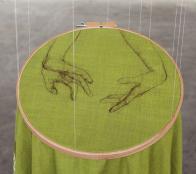 E. Karimova o.T. 2015 Kopfhaar grune Tischdecke 144x127cm Stickrahmen O 395cm Garn NEU